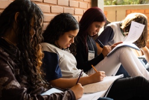Estudantes estudam atividade matemática
