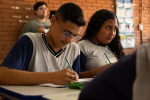 Estudantes praticando atividade matemática