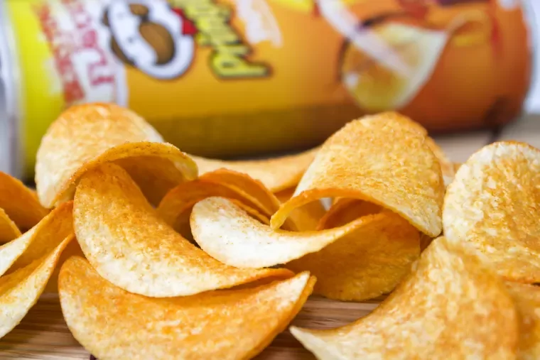 Batatas Pringles têm formato de parabolóide hiperbólico.