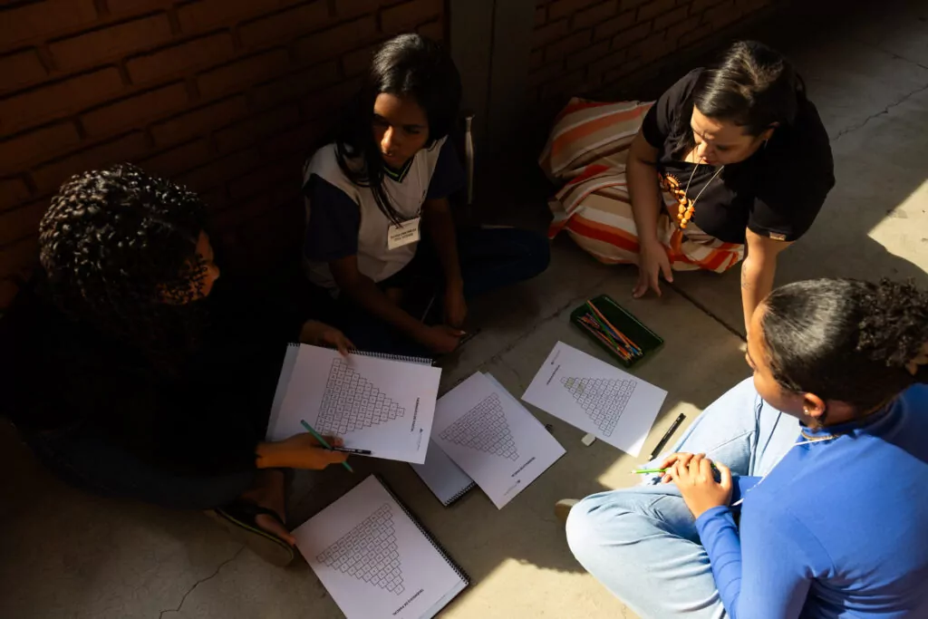 Estudantes discutem atividade matemática