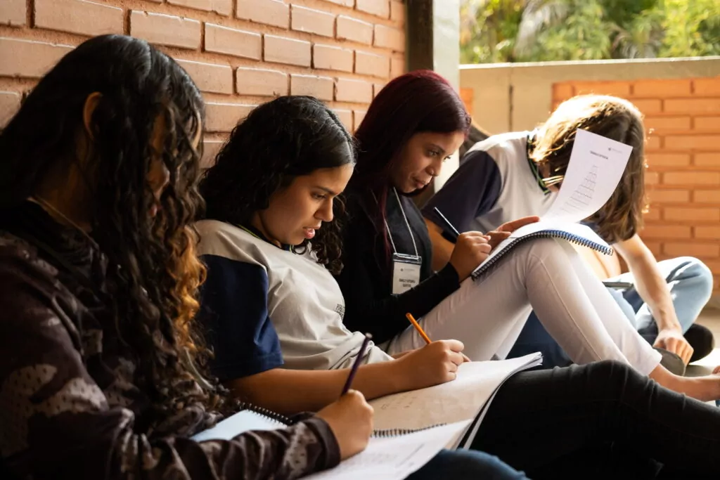 Estudantes estudam atividade matemática