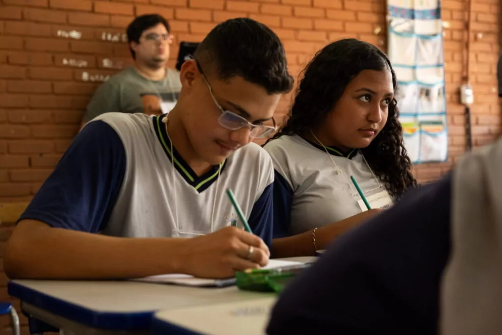Estudantes praticando atividade matemática